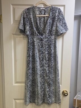 essue Black and White Snake-Print Midi Dress with V-Neck